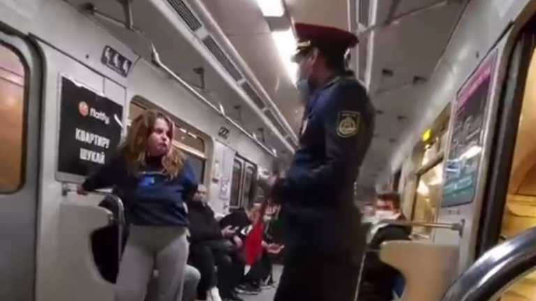 В киевском метро из вагона выгнали женщину из-за отсутствия маски (видео)