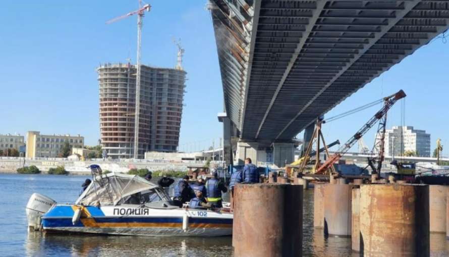 Киевские прокуроры пришли с водолазами осматривать Подольский мост. При строительстве похищены 4,5 миллиона гривен