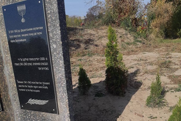 В Киеве вандалы осквернили памятник погибшим в немецко-нацистской оккупации