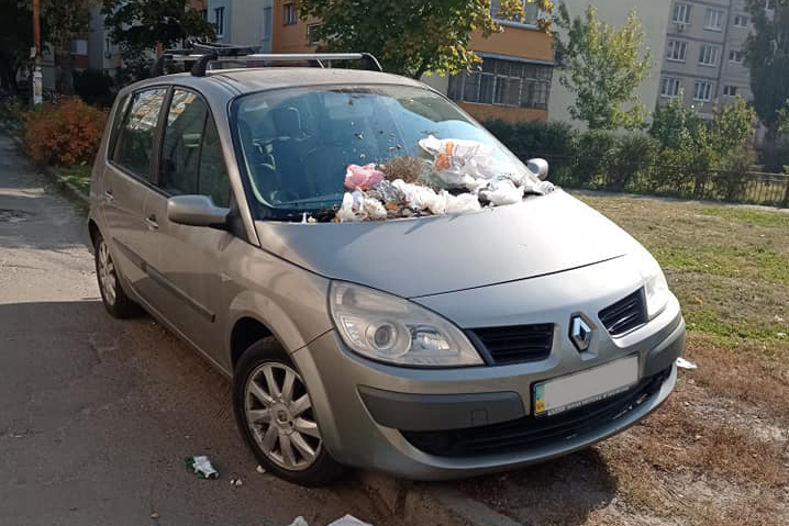 В Киеве на Оболони автомобиль “короля парковки” завалили кучами мусора