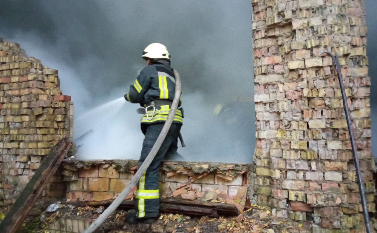 В Голосеевском районе Киева загорелся заброшенный дом