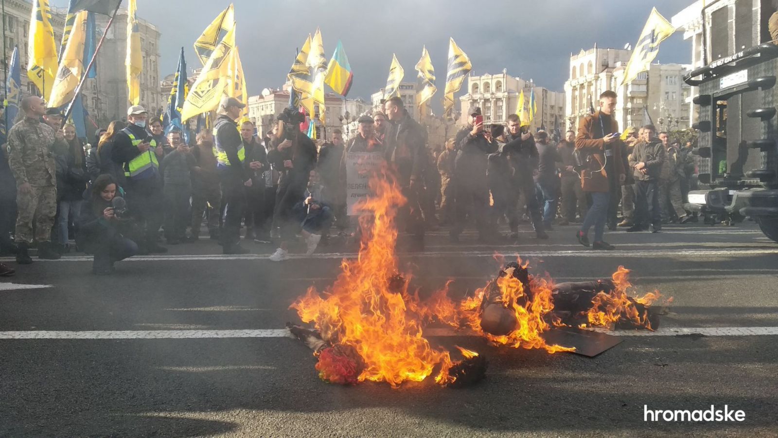 В Киеве участники массовой акции сожгли два чучела на Крещатике (видео)