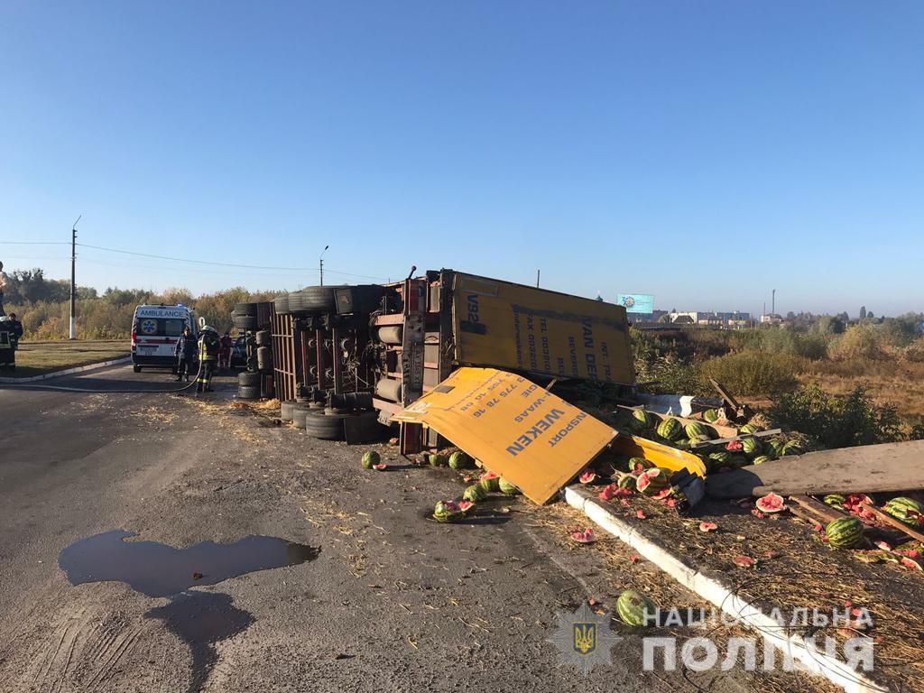 В Киевской области перевернулся грузовик с арбузами (видео)