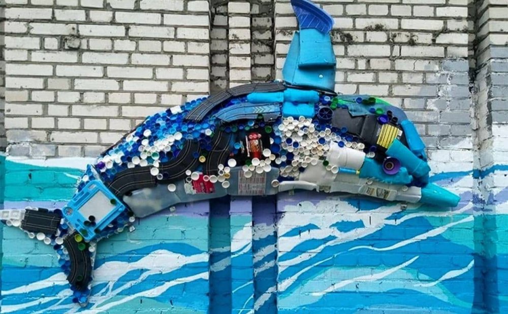 В Киеве появилась уникальная картина из пластикового мусора
