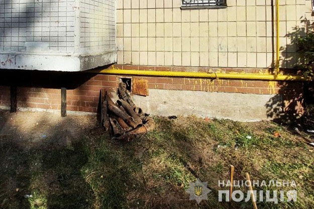 В Дарницком районе мужчина украл канализационные трубы