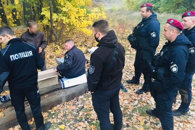 В Киевской области мужчина прятал в лесу пакет с каннабисом и был задержан полицией