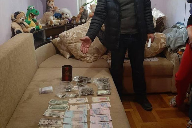 Киевские правоохранители изъяли у наркодельцов запрещенные препараты на сумму около одного миллиона гривен (видео)