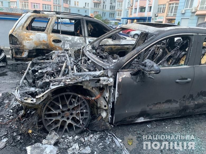 В Голосеевском районе Киева сожгли пять автомобилей
