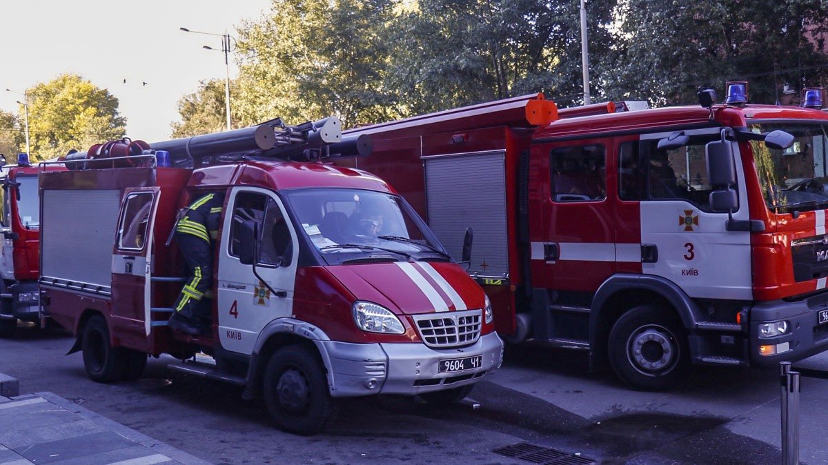 В Киеве во время пожара в многоэтажном доме погиб человек