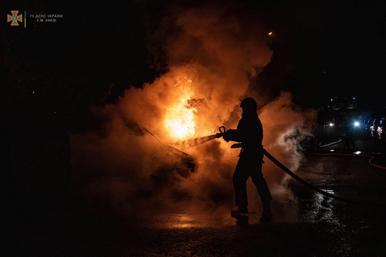 В Оболонском районе Киева на улице горели три автомобиля (видео)