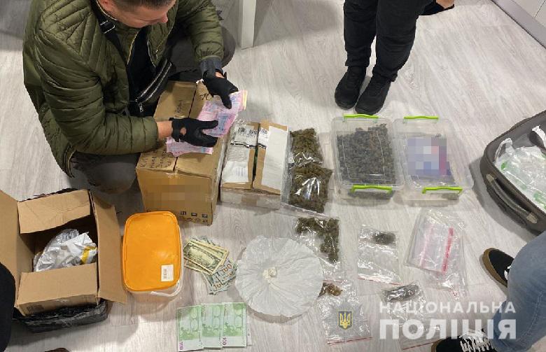 В Киеве приезжий продавал наркотики через виртуальный магазин, созданный в одном из мессенджеров