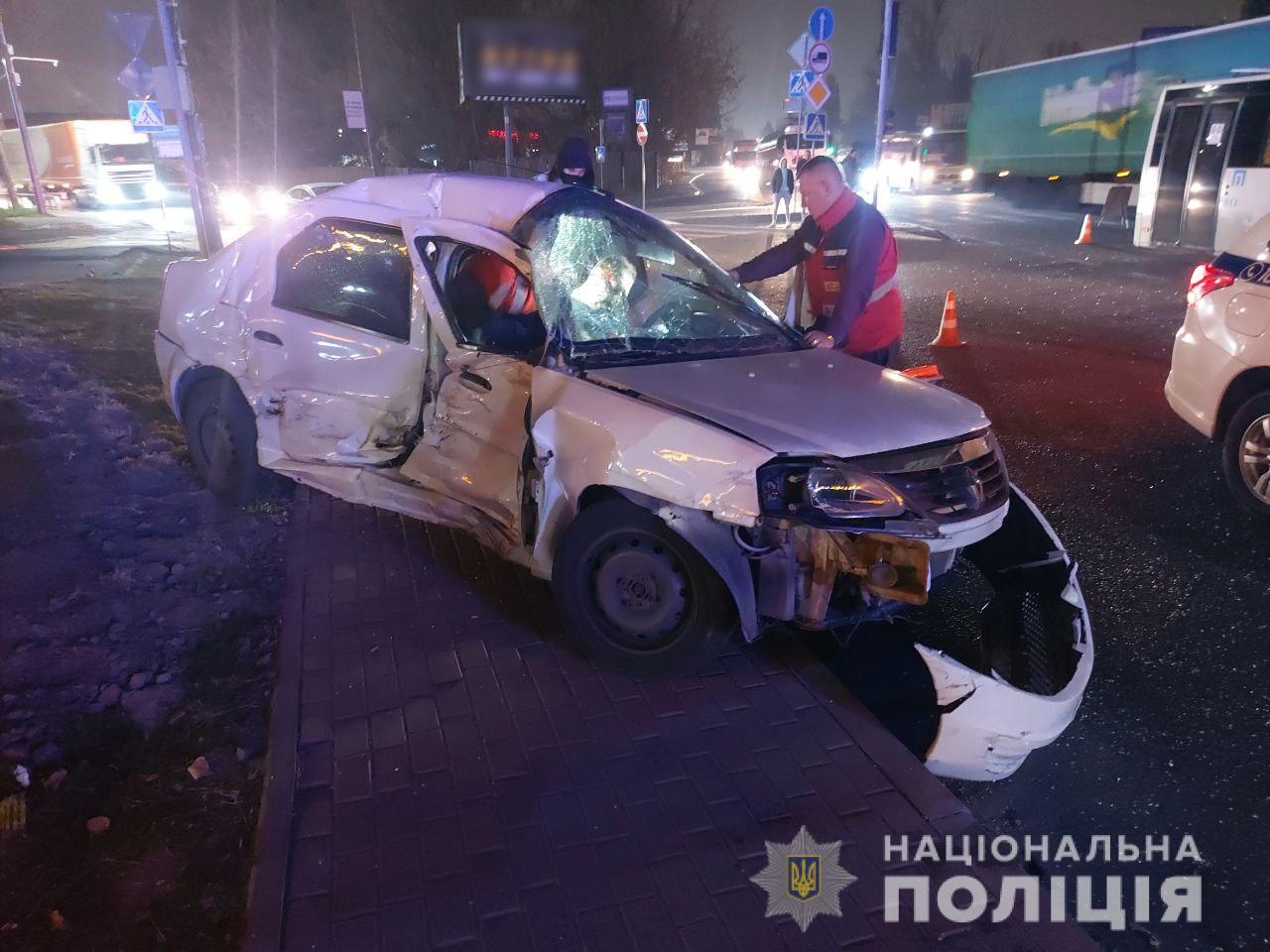 Под Киевом произошло смертельное ДТП. Автомобиль Renault на высокой скорости врезался в автобус (видео)