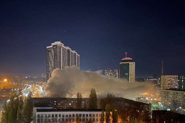 В центральной части Киева пожар полностью уничтожил здание пиццерии