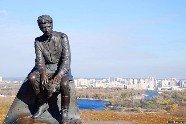 В Киеве открыли памятник военным летчикам