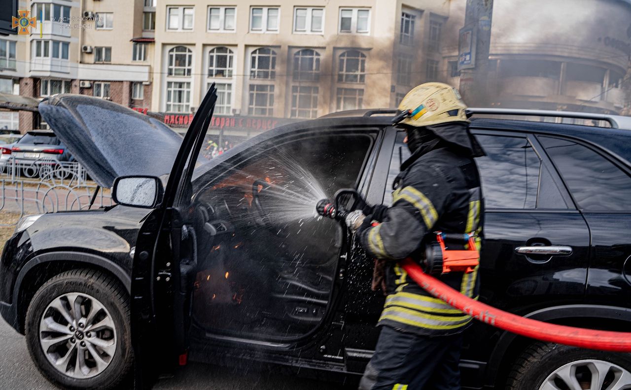 В Киеве на Оболони во время движения загорелся внедорожник Kia