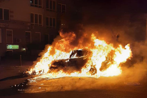 В Голосеевском районе Киева сгорел припаркованный во дворе Mercedes