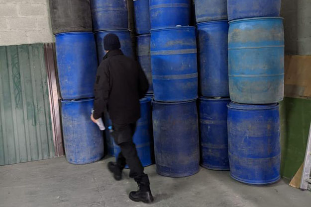 В Киевской области выявлен подпольный цех по изготовлению алкоголя. Изъято почти 3 тонны контрафактной продукции