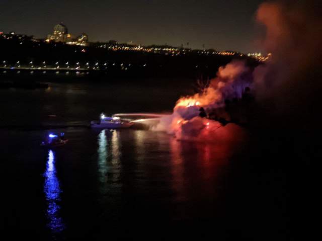 В Киеве в Гидропарке сгорел плавучий ресторан
