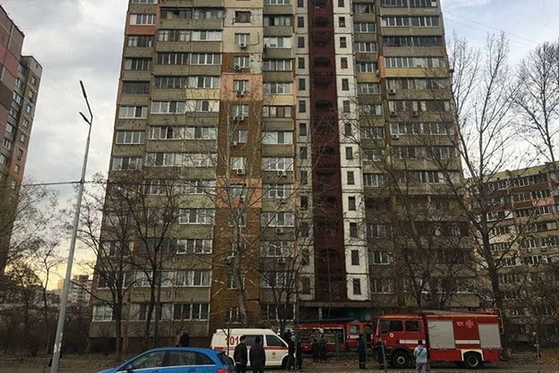 В Киев на Троещине горела многоэтажка. Погиб человек (фото)