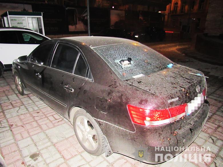 В Киеве местный житель с 9-го этажа швырял бутылки по припаркованным во дворе автомобилям