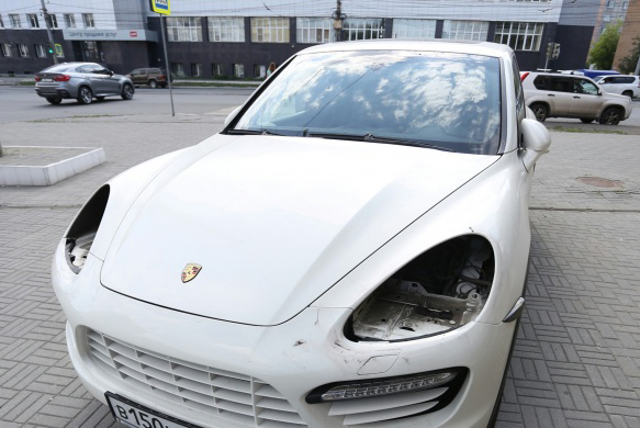 В Киеве автовор снял фары с Porsche Cayenne и скрылся (видео)