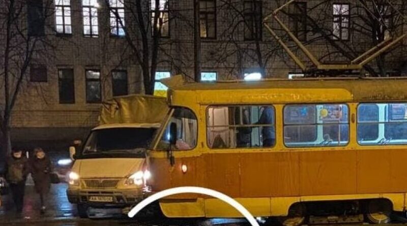 В Шевченковском районе Киева грузовик врезался в трамвай с пассажирами