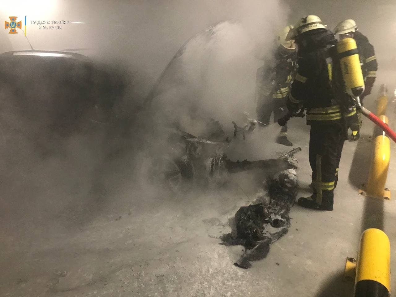 В Киеве на паркинге загорелся легковой автомобиль