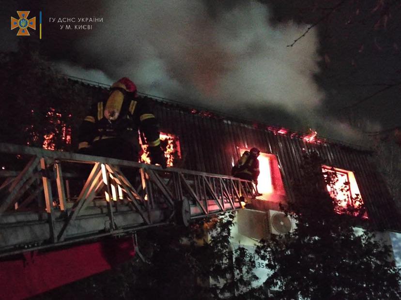 В Киева - масштабный пожар. С огнем боролись 55 спасателей