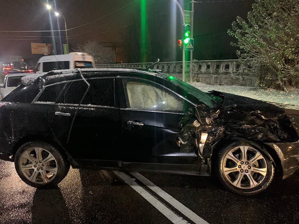 В Вышгороде молодая девушка на автомобиле Cadillac протаранила автобус с пассажирами