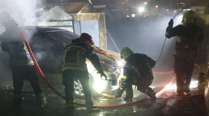 В Киеве горели гаражи и многоэтажка в Оболонском районе (видео)