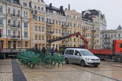 В Киеве началась установка новогодней елки на Софийской площади