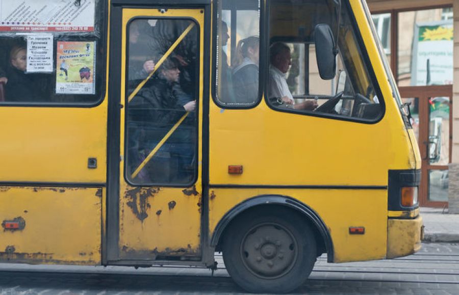 В Киеве пассажиры толкали маршрутку (видео)