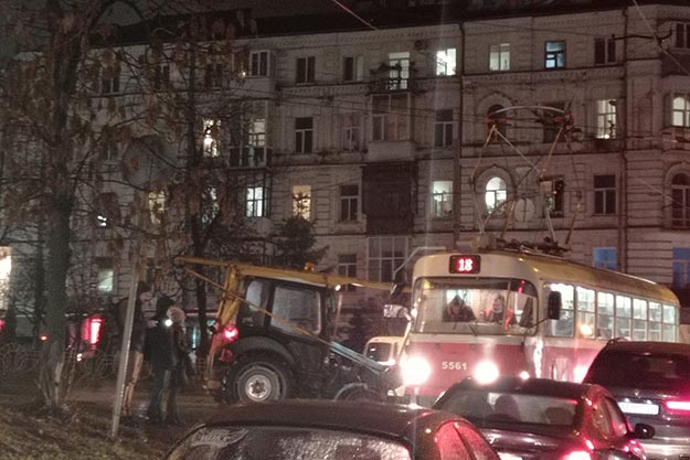 В Шевченковском районе Киева трактор врезался в трамвай