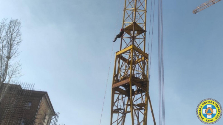 Киевские спасатели снимали с 30-метровой высоты работника башенного крана (фото)