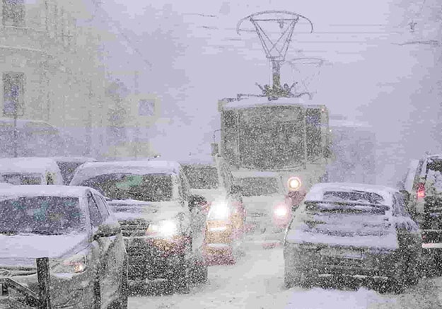 В Киеве начался снегопад. На улицы вывели коммунальную технику