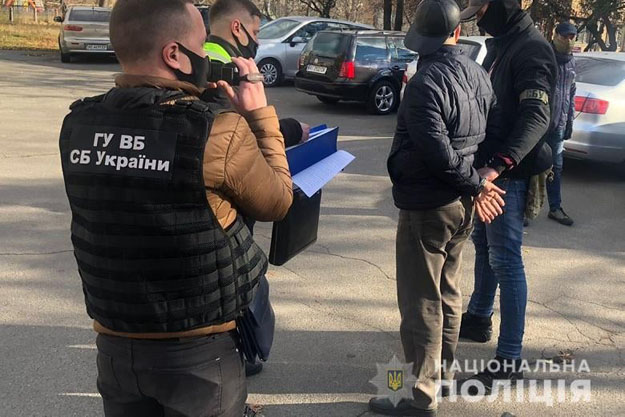 В Киеве бывший сотрудник спецслужбы пытался выманить у иностранки 32 тысячи гривен