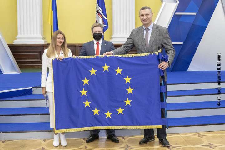 Европейцы вручили мэру Киева Виталию Кличко "Почетное Знамя"