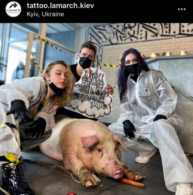 Киевская полиция обследует свинью на наличие татуировок