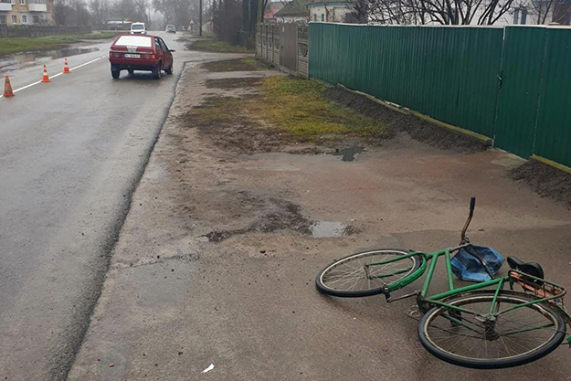 В Киевской области автомобиль ВАЗ сбил пенсионера на велосипеде