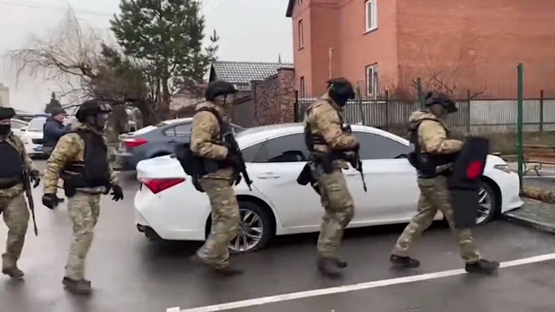 В Киевской области местный житель открыл стрельбу из квартиры по рабочим во дворе (видео)
