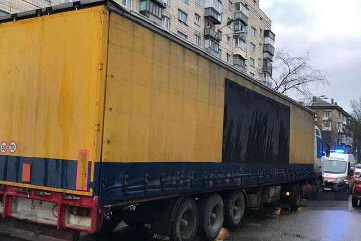 В Киеве произошло смертельное ДТП. Пенсионерка погибла под колесами грузовика