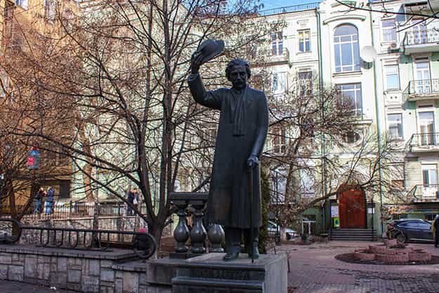 В Киеве установили памятник знаменитому писателю. День в истории