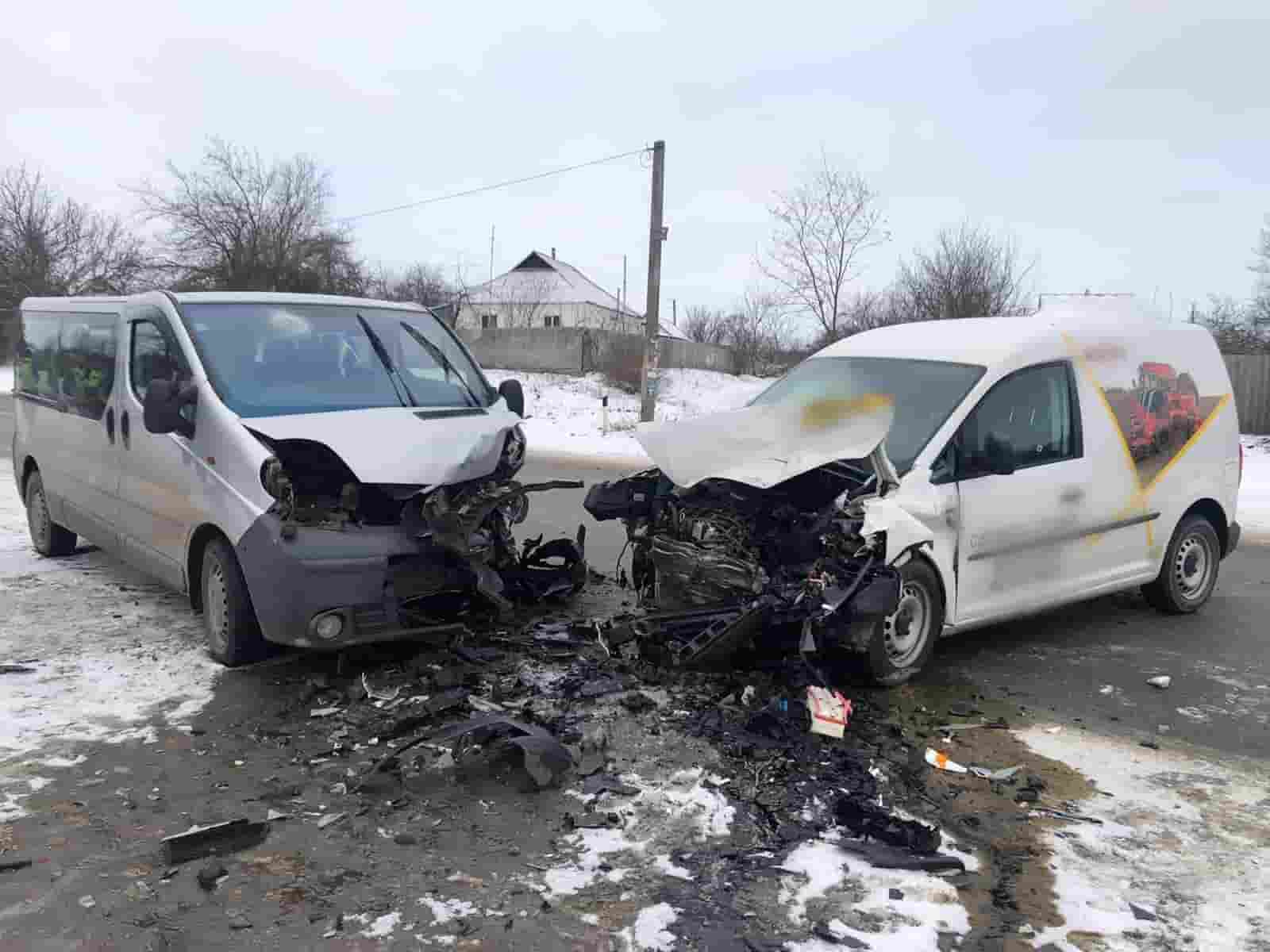 В Киевской области легковой автомобиль столкнулся с микроавтобусом. Четыре человека доставлены в больницу