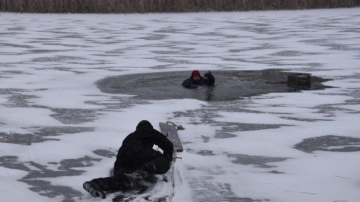 В Киеве на Березняках женщина на коньках провалилась под лед на озере Тельбин (видео)