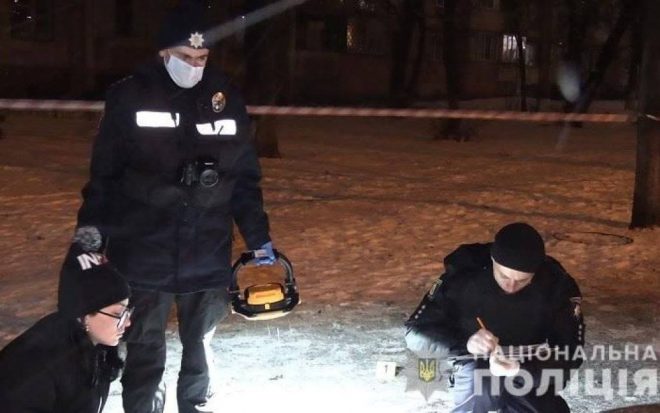 В Киеве на Южной Борщаговке на улице убили человека