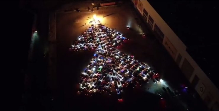 Киевские водители сложили новогоднюю елку из 300 автомобилей (видео)