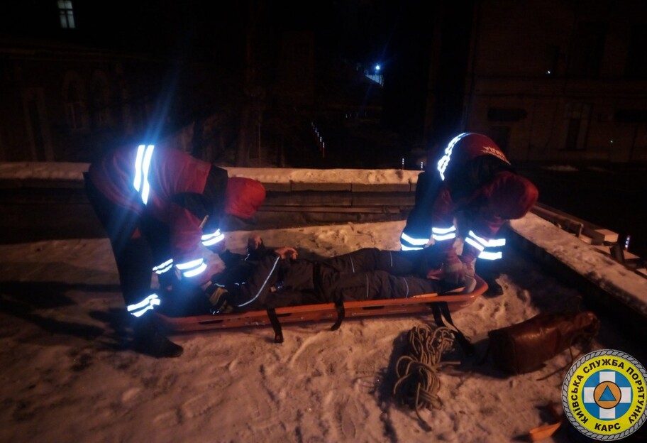 В центре Киева мужчина погнался за грабителями и сломал ногу