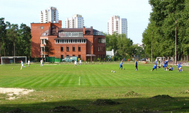 В киевской спортивной школе отремонтируют стадион