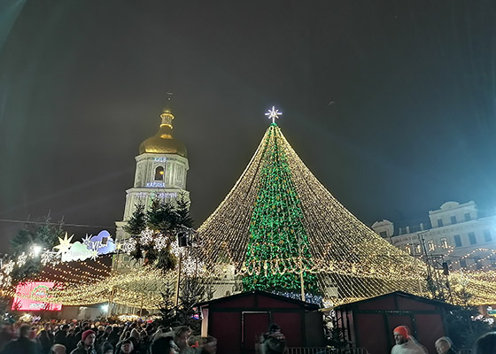 В новогоднюю ночь в Киеве около главной елки страны произошла массовая драка 