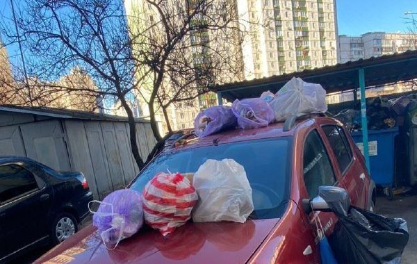 В Киеве на Троещине автомобиль “короля парковки” завалила пакетами с мусором